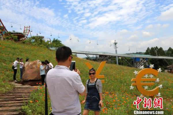 重庆花海树“钱币符号”雕塑 呼吁市民重视环境保护