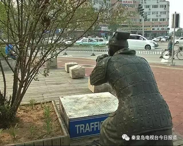海港区部分街头景观雕塑“很受伤”