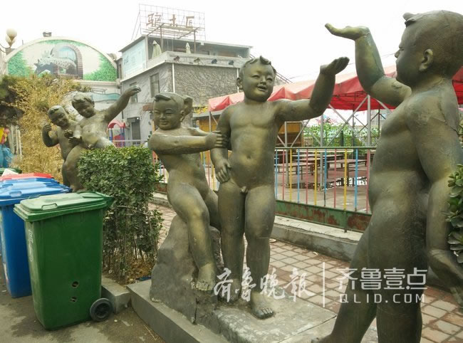 谁恶心了艺术?济南仲宫艺术街两组雕塑遭垃圾桶围堵