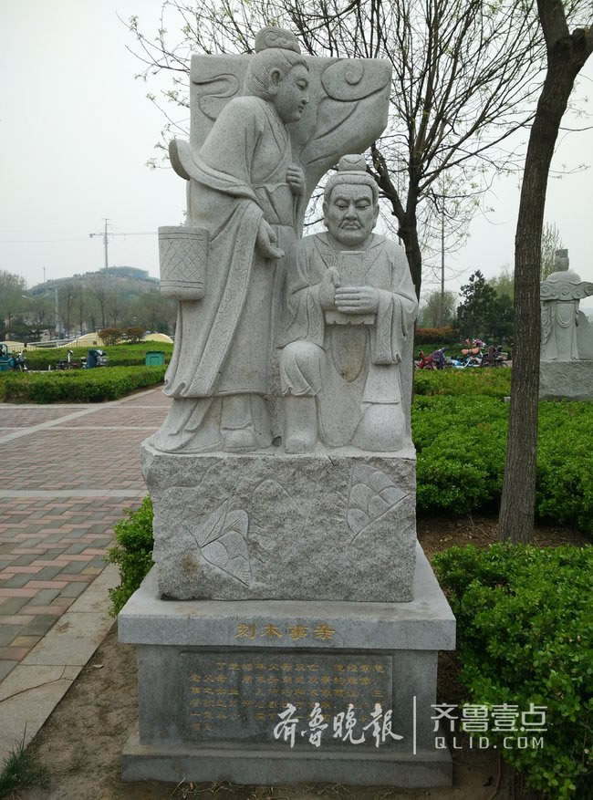 解读二十四孝雕塑三：戏彩娱亲、卖身葬父、刻木事亲