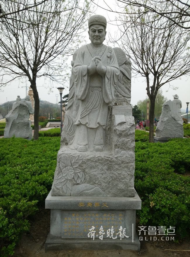 解读二十四孝雕塑三：戏彩娱亲、卖身葬父、刻木事亲