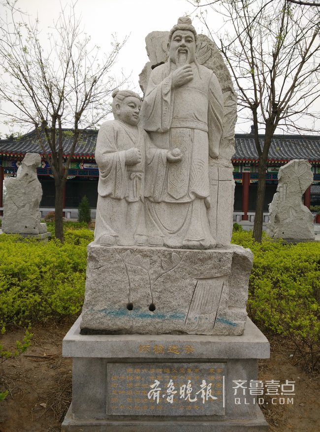 解读二十四孝雕塑四：行佣供母、怀橘遗亲、埋儿奉母
