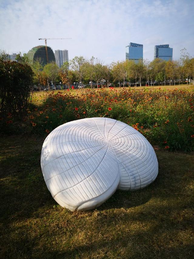 是不是以为进了雕塑馆，这其实是青岛城市阳台的人文景观