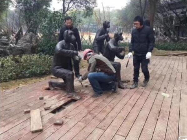 荆门公园争议雕塑“拍照的狗头人”被拆