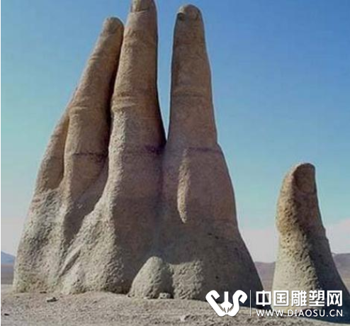 不讲素质不分国籍，国外五指山雕塑被涂鸦，你们的素质哪去了？