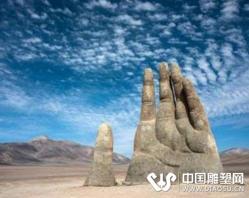 不讲素质不分国籍，国外五指山雕塑被涂鸦，你们的素质哪去了？