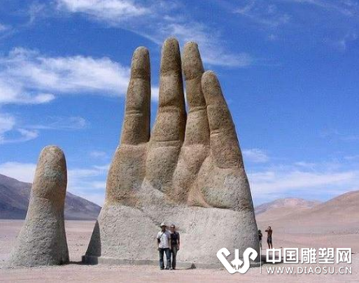 不讲素质不分国籍，国外五指山雕塑被涂鸦，你们的素质哪去了？