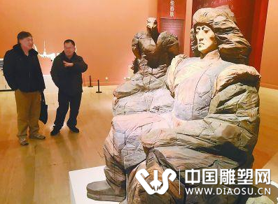 雕塑家馆长为雕塑展导览 提议优秀美术作品进教材