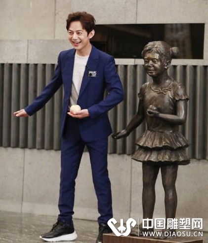 被雕塑组织盯上了？何炅再与雕像撞脸