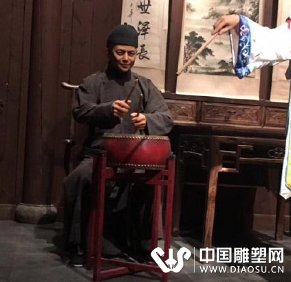 被雕塑组织盯上了？何炅再与雕像撞脸