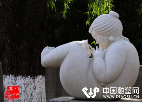 韩美林大师优美的雕塑，要在别的地方都要摆室内，如今满院子都是